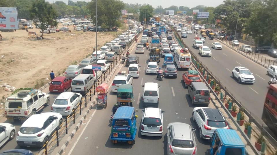 Uttarakhand News Heavy Traffic Jam on Highway from Haridwar to Rishikesh on Weekend crowd gathered Photos