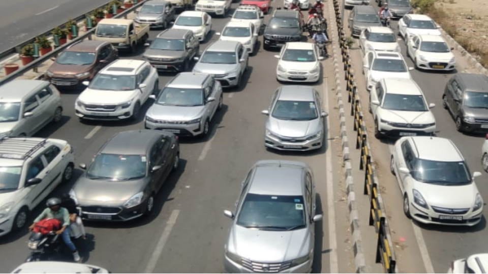 Uttarakhand News Heavy Traffic Jam on Highway from Haridwar to Rishikesh on Weekend crowd gathered Photos