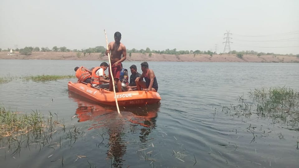 Youth drowned while bathing in Hasdev river clue not found even after 20 hours in Janjgir Champa