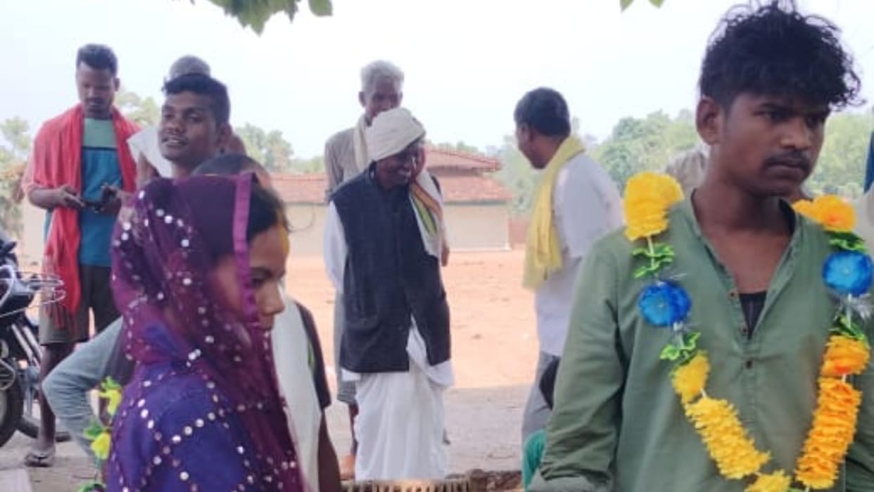 Love stories couple jumped the well pulled both of them out in sonbhadra