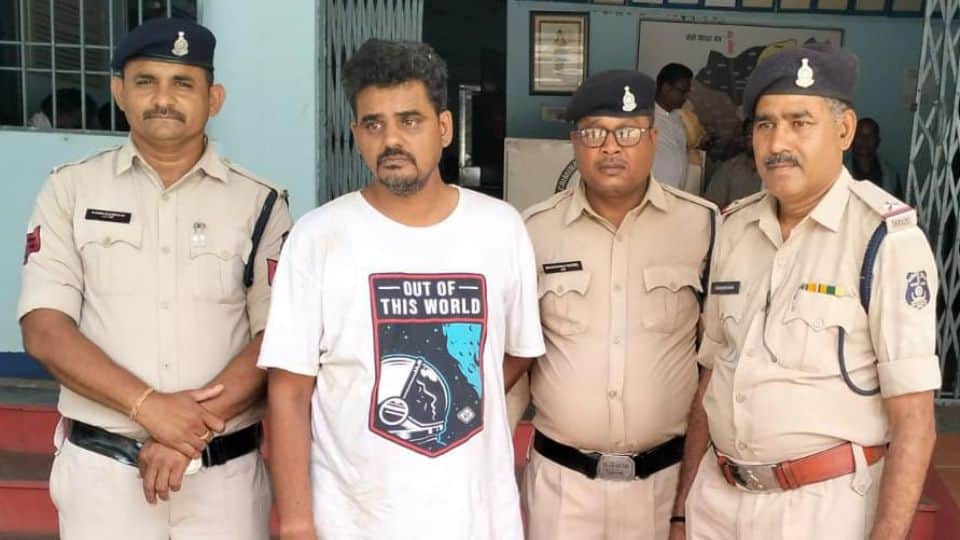 Police arrested HDFC Bank manager who embezzled Rs 84 lakh from account holders in Dhamtari