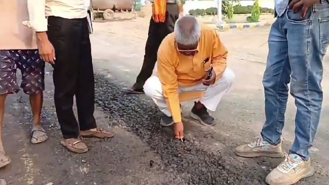 BJP MLA uprooted the road with pencil and key in Shahjahanpur