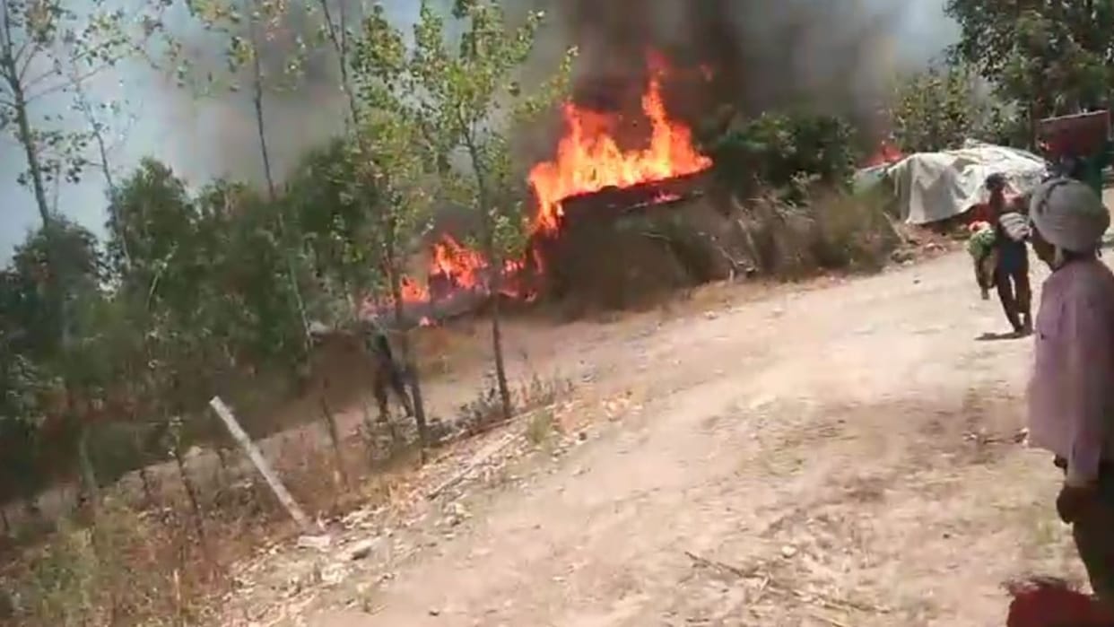 Kangra News 50 huts burnt in Mand Indora belongings of 15 families reduced to ashes