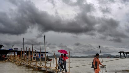 Cyclone Remal Updates Several killed 14 flights cancelled thousand of houses damaged know Updates in hindi