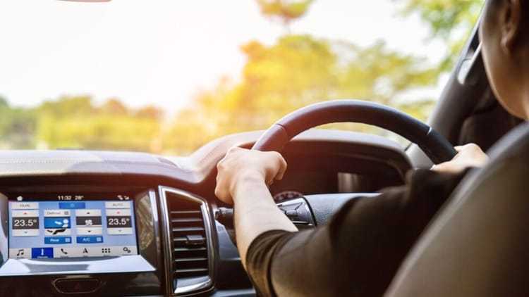 Driving Mistakes: क्या कार चलाते समय ये आदतें इंजन को पहुंचा सकती हैं भारी नुकसान? बढ़ सकता है मरम्मत का खर्च?