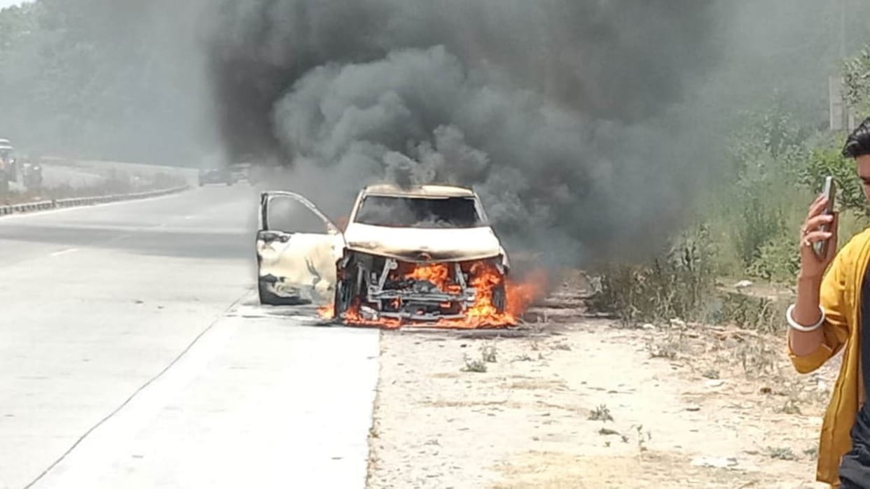 Car caught fire on the highway Haridwar Uttarakhand News in hindi