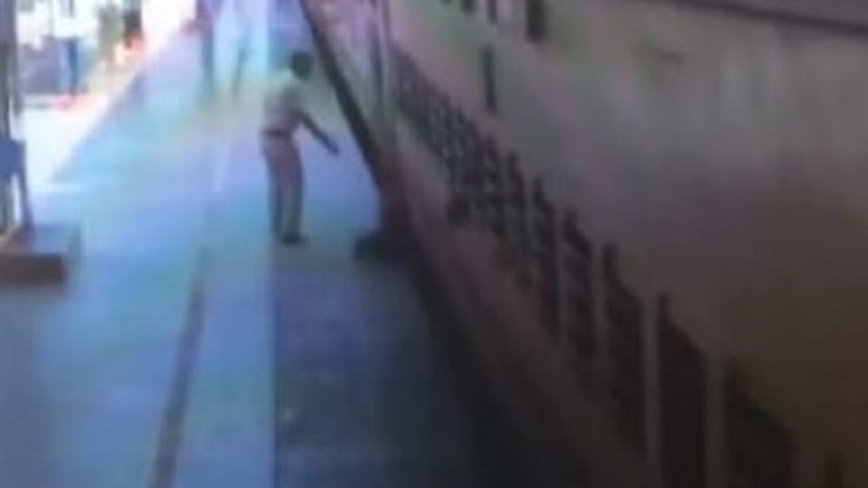 Woman stuck between train and platform people got goosebumps after seeing accident