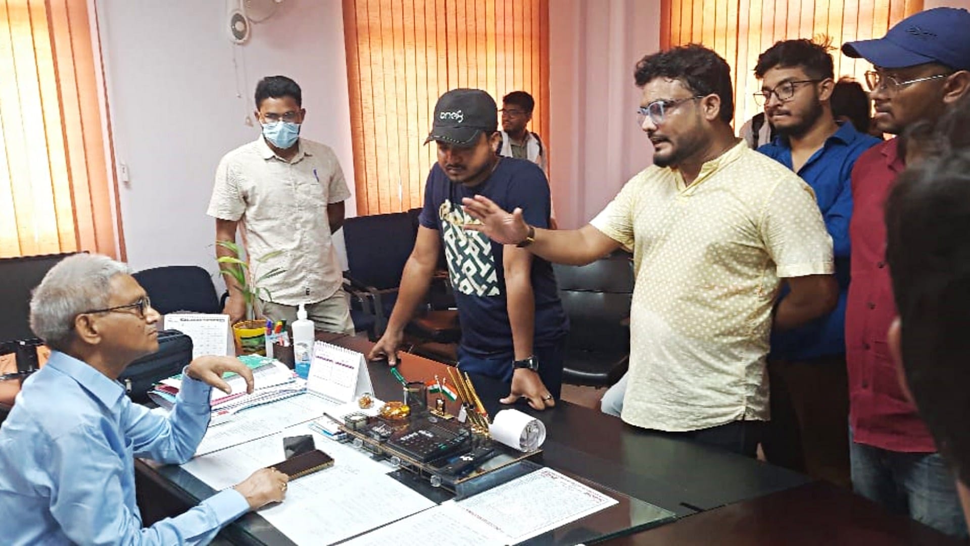Gaya News: Angry junior doctors disrupted OPD services at Magadh Medical Hospital, patients were troubled