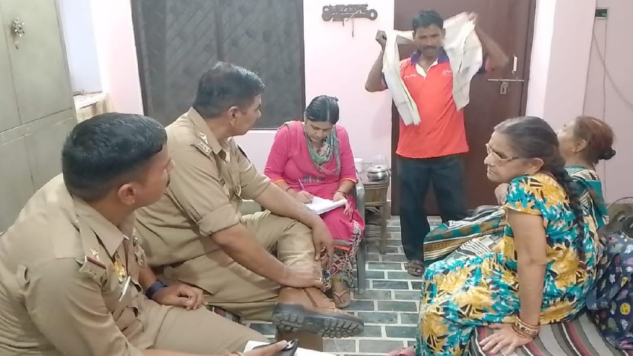 Robbery from a female businessman after breaking into her house in Bareilly
