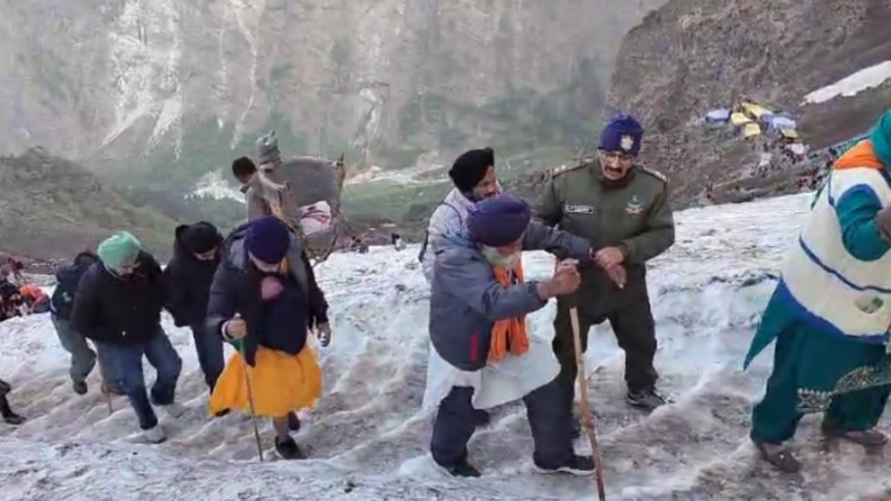 Hemkund Sahib Devotees moving forward holding hands on the icy slippery path Watch Photos