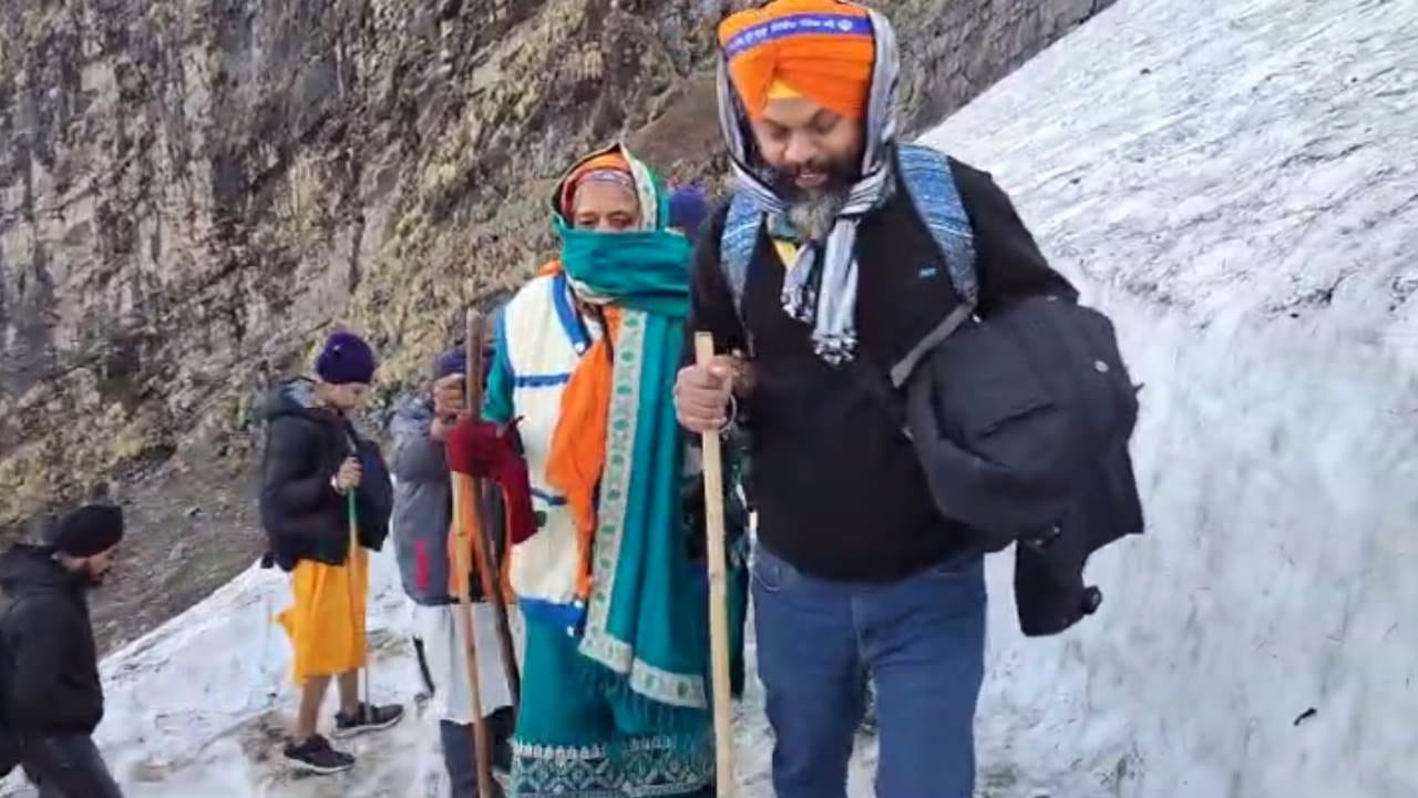 Hemkund Sahib Devotees moving forward holding hands on the icy slippery path Watch Photos