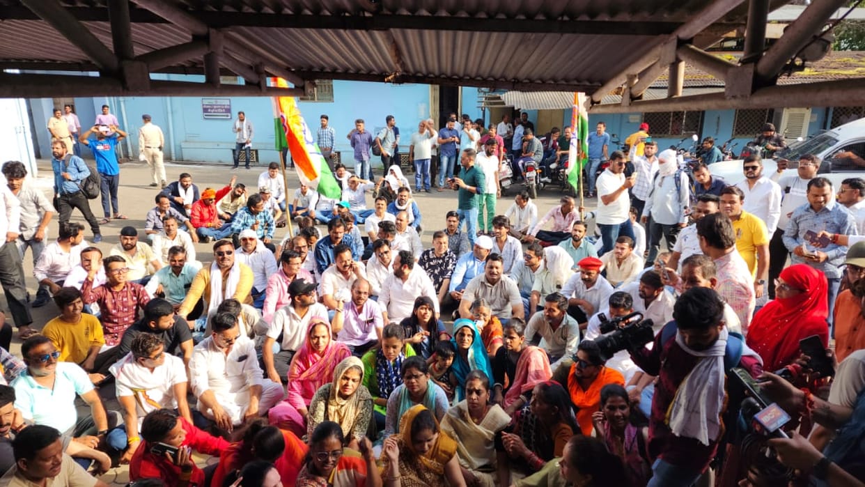 Indore: Congress now opens front on drainage scam, demonstrated at corporation headquarters
