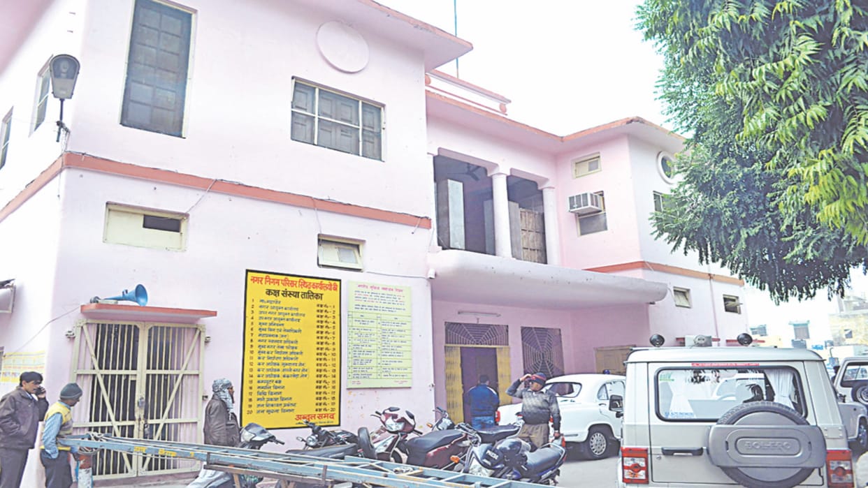 Meerut Municipal Corporation bowed before the hoarding mafia, giving relaxation in the name of notice