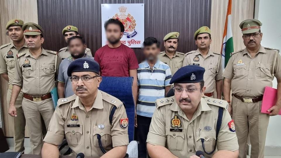 Moradabad: Blackmailed by taking obscene photos with woman, demanded extortion of five lakhs from elderly