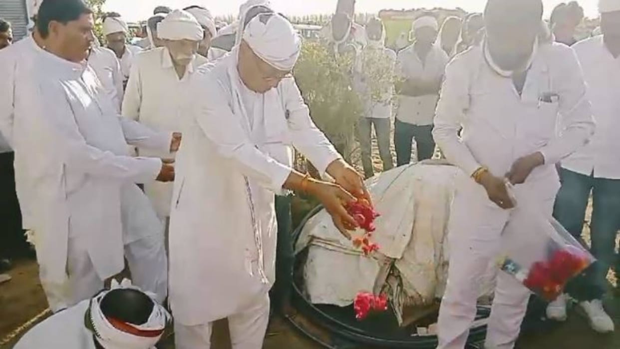 MP News Former CM Digvijay Singh reached Sagar to lend a shoulder to his sister