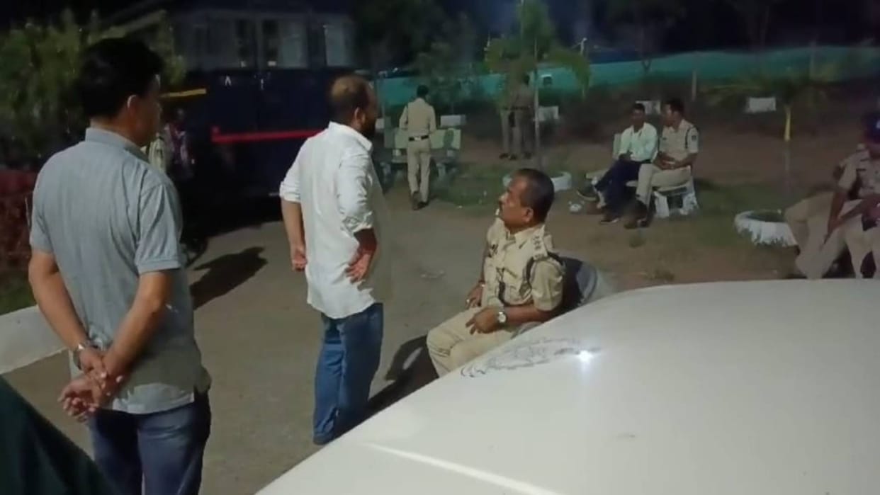 Chhindwara News Police raided resort caught 10 people having liquor-hookah party