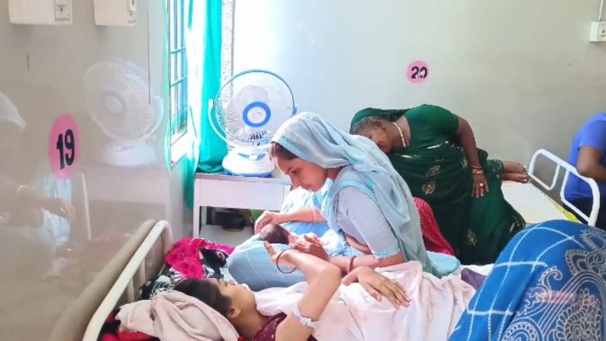 Shajapur News Patients are taking fans from home to Shajapur District Hospital