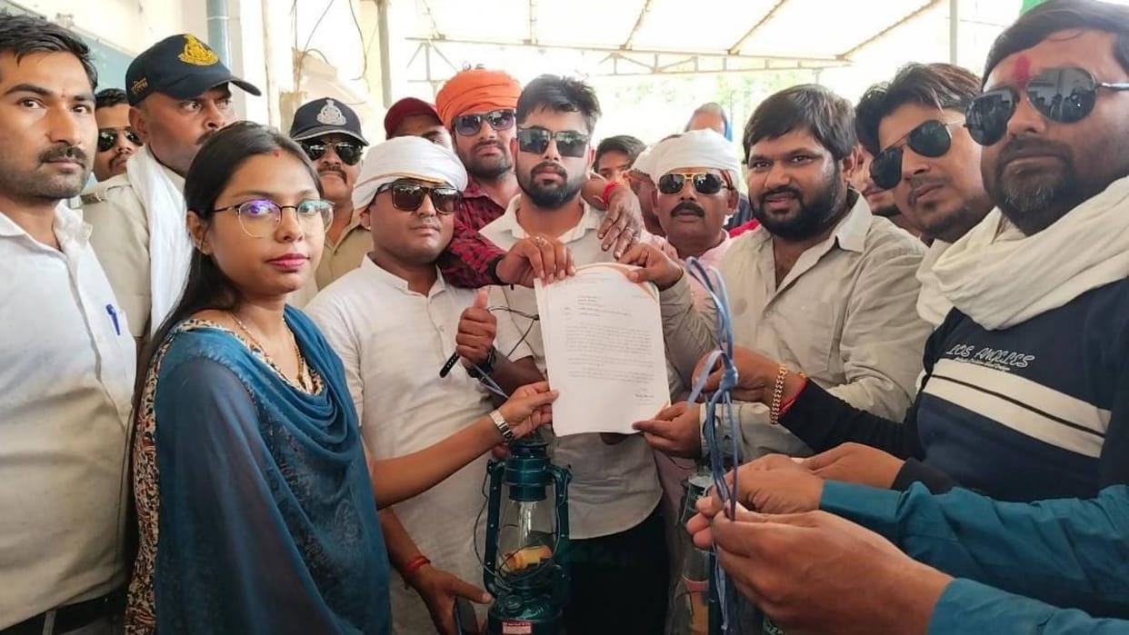 Katni News Congress demonstrated on electricity shutdown presented memorandum by gifting 5 lanterns