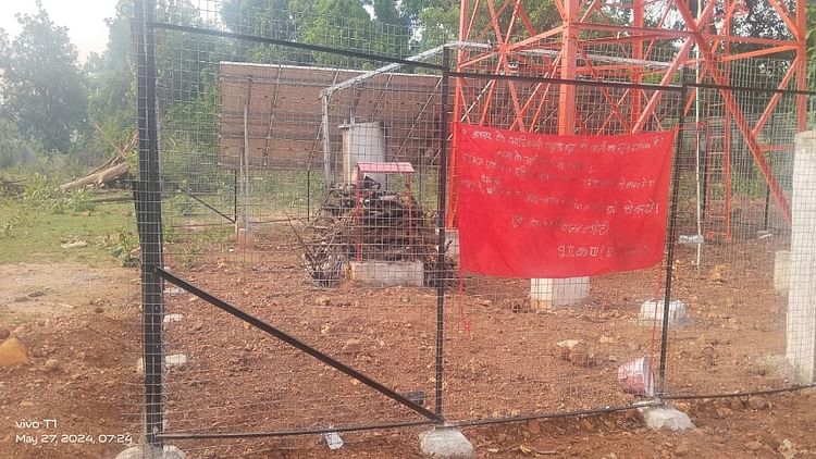 Narayanpur: पद्मश्री हेमचंद मांझी के खिलाफ पर्चे जारी, नक्सलियों ने दो टावरों को भी किया आग के हवाले