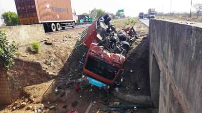 Guna news: Mini truck knocked down by police, four killed in accident