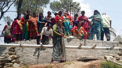 Women climbed on the tank demanding water in almora
