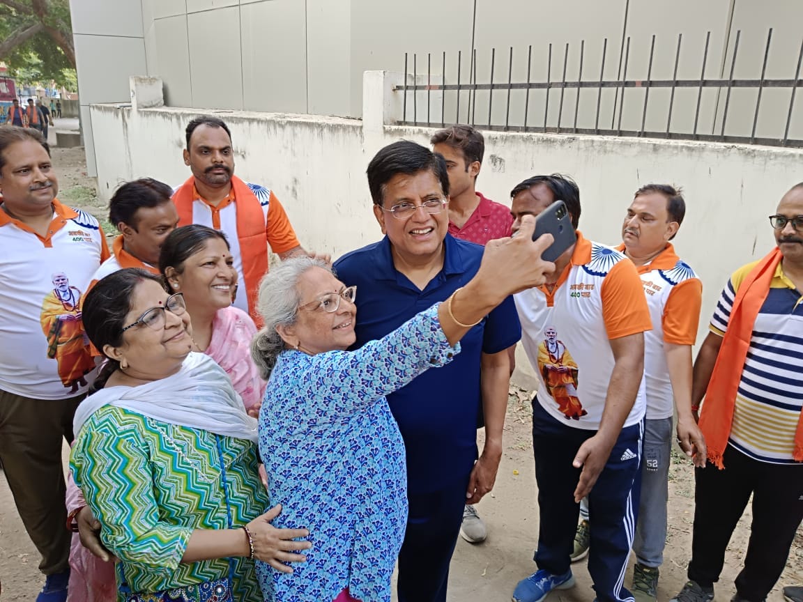 Union Minister Piyush Goyal morning walk and yoga and drank tea in Varanasi