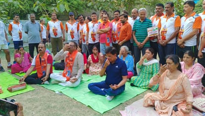 Union Minister Piyush Goyal morning walk and yoga and drank tea in Varanasi