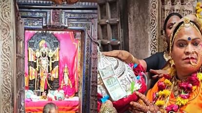 Udaipur News: नाचते-गाते जगन्नाथ मंदिर पहुंचा किन्नर समुदाय, सवा किलो चांदी का छत्र चढ़ाकर मनोरथ पूरा किया Udaipur News: Kinnar community reached Jagannath temple, fulfilled their wish by offering a 1.25 kg chhatra