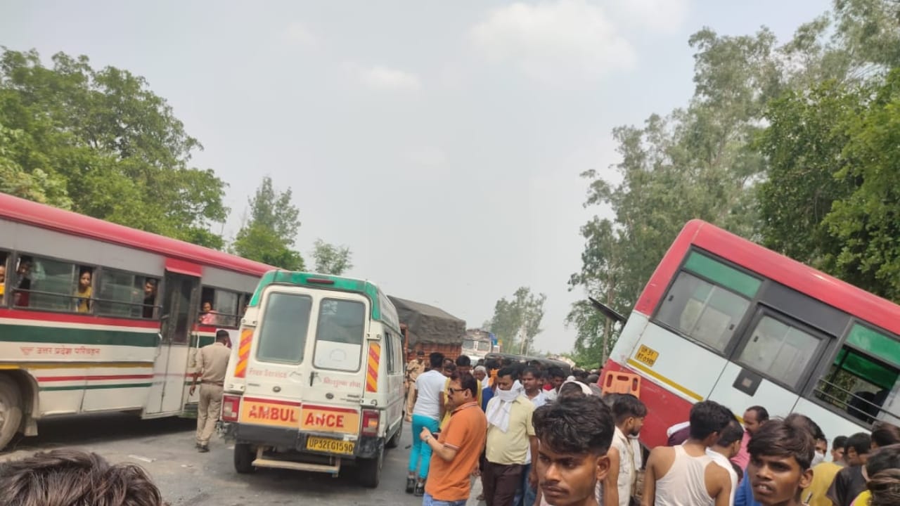 six people dies as magic vehicle collides with roadways bus while overtaking in Lakhimpur kheri