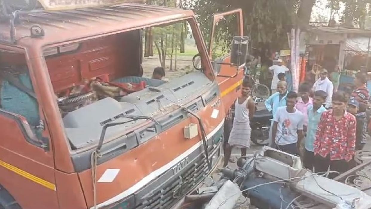 Mini truck broke the wall and entered the house in Pilibhit