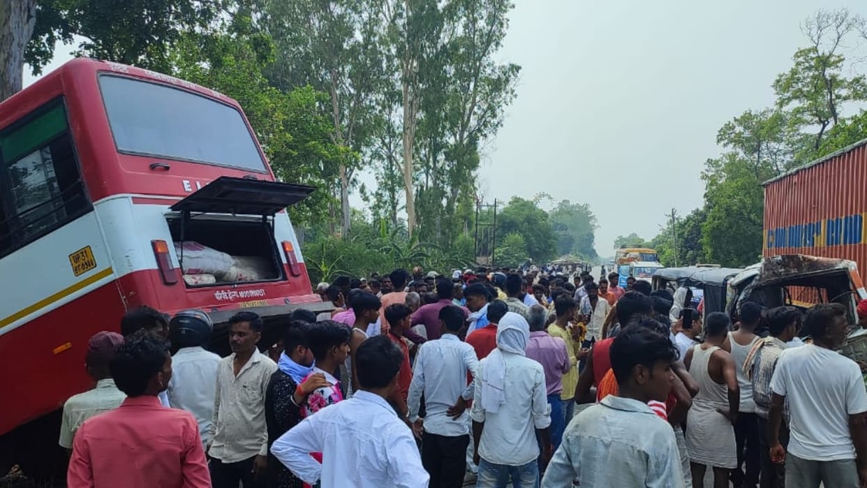 six people dies as magic vehicle collides with roadways bus while overtaking in Lakhimpur kheri