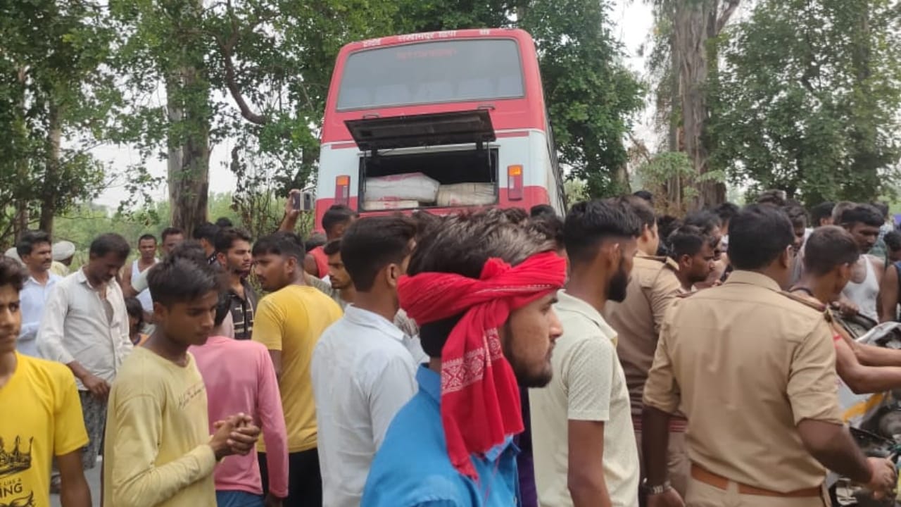 six people dies as magic vehicle collides with roadways bus while overtaking in Lakhimpur kheri