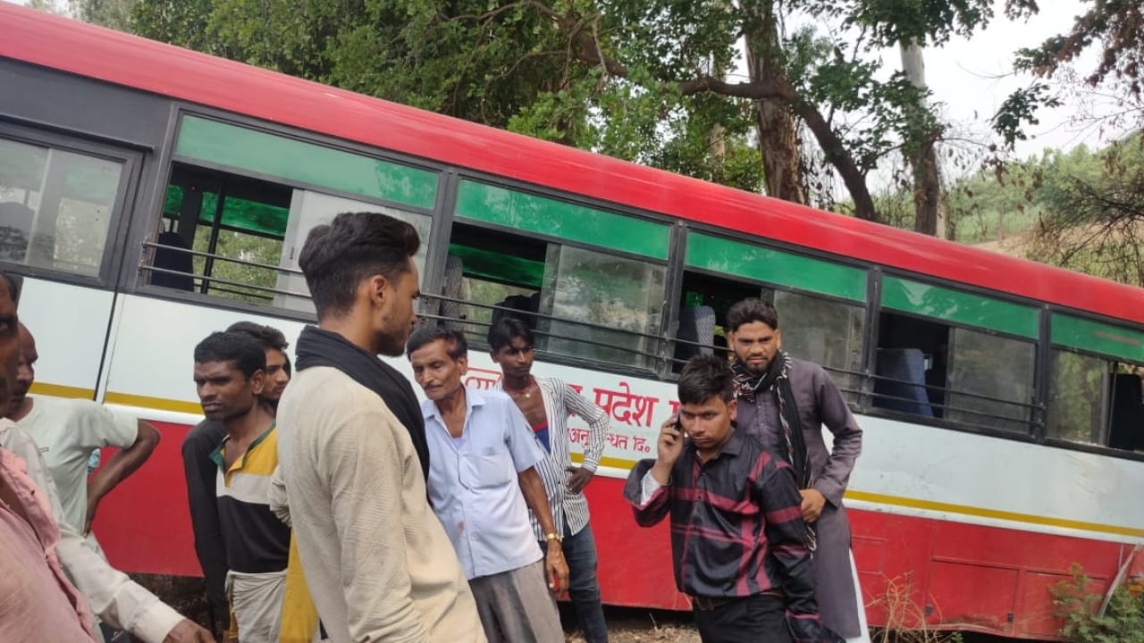 six people dies as magic vehicle collides with roadways bus while overtaking in Lakhimpur kheri