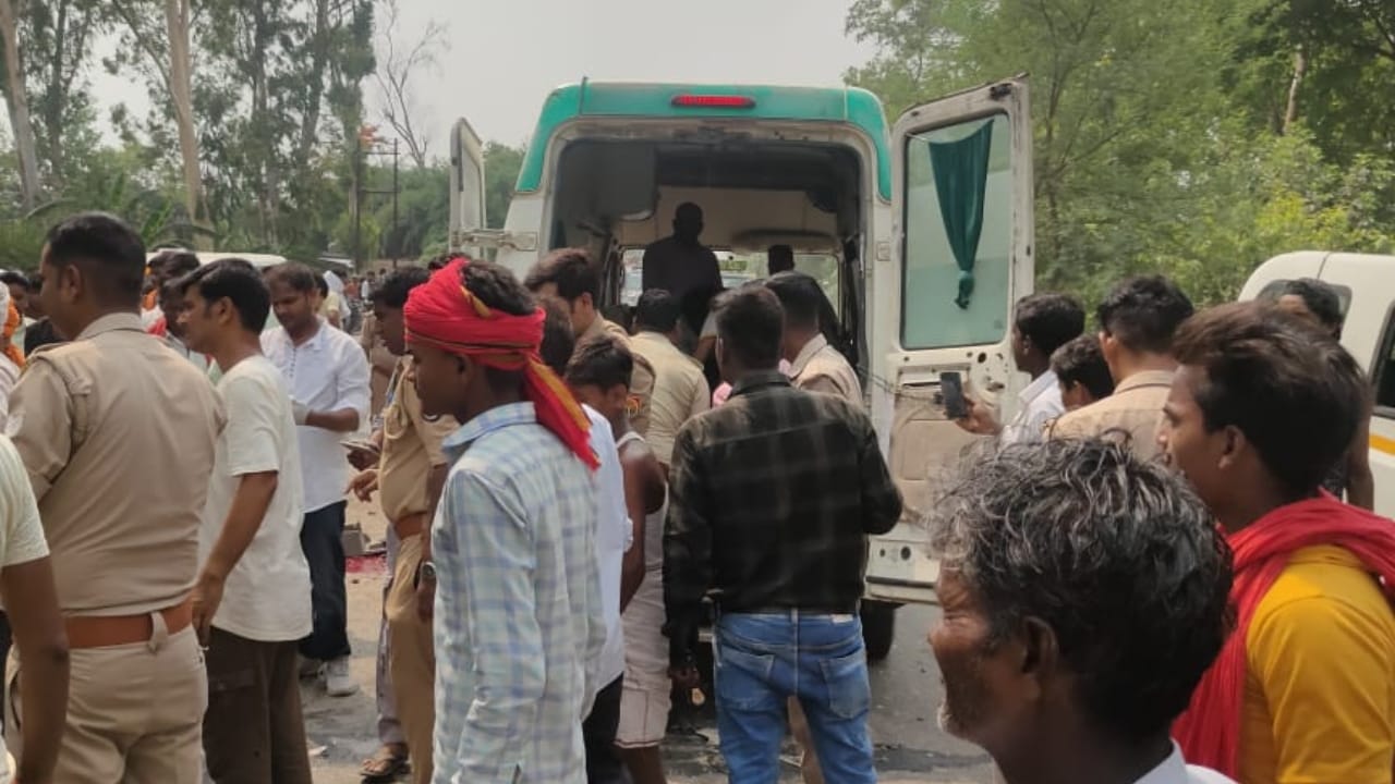 six people dies as magic vehicle collides with roadways bus while overtaking in Lakhimpur kheri