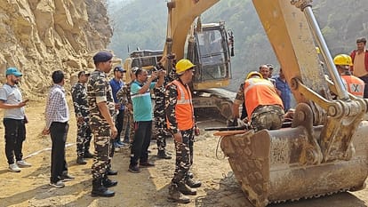 operator died after Poclain and operator fell into a ditch in Dharchula pithoragarh