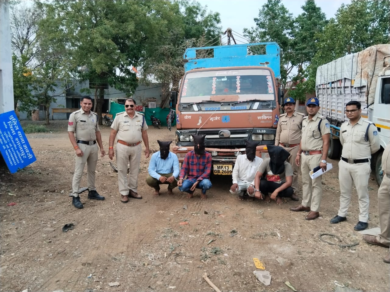 नकली अफसर बनकर लूट करने वाले पुलिस गिरफ्त में।