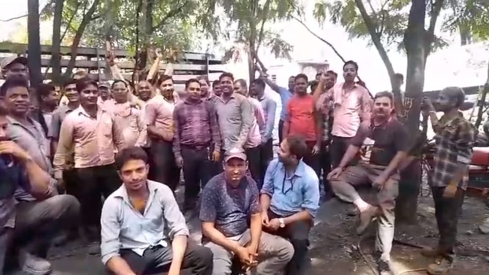 श्रमिकों ने किया टूल डाउन