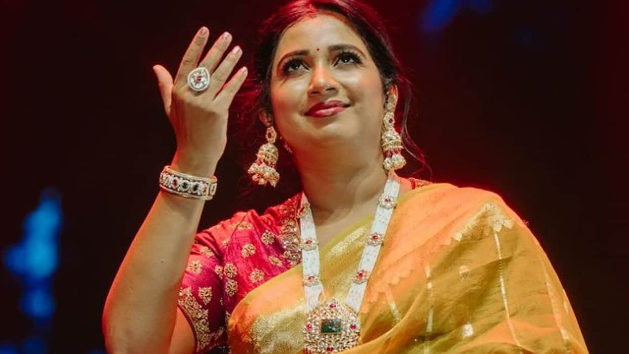 Shreya Ghoshal Birthday: Know About Famous Singer career Songs and Life Story