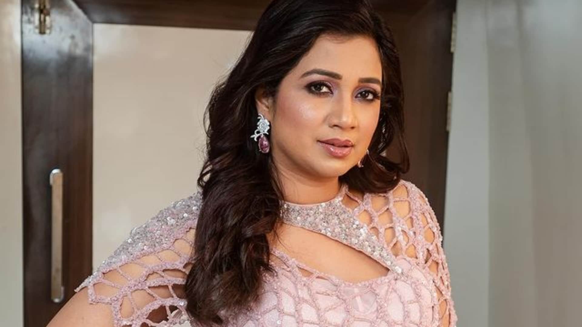 Coldplay Concert Shreya Ghoshal attended with her 70 year old father became emotional after listening the song