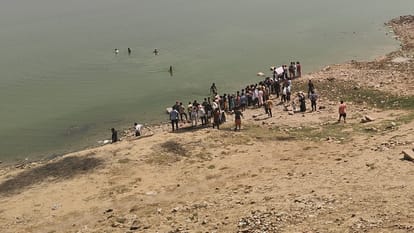 Kanpur Two siblings drowned while bathing in Yamuna SDM consoled the family assured all possible help