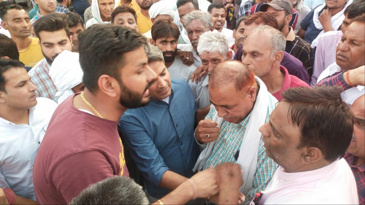 Fatehabad: Two hours road jam for water, women broke pots, surrounded JE