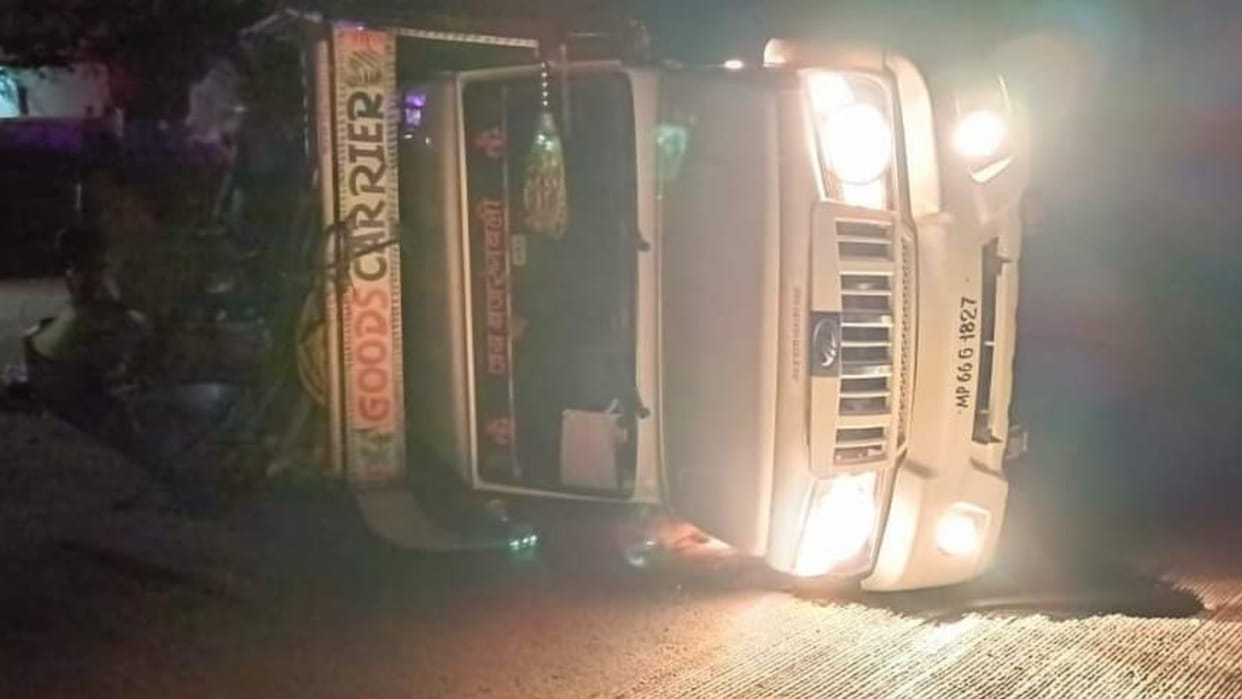 Pickup vehicle carrying 25 passengers going to visit Kudargarh overturns