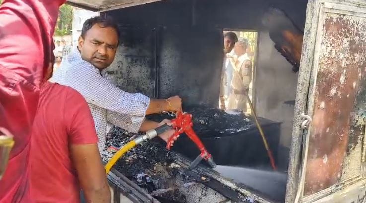 Ajmer News: Fire broke out due to short circuit in deep freeze of dairy booth