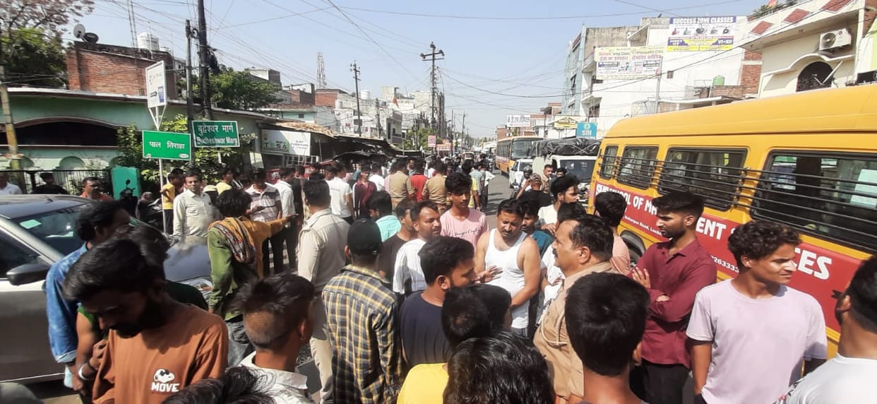 Lucknow: People got angry due to power cut, attacked and vandalized the substation at night, road jammed in th