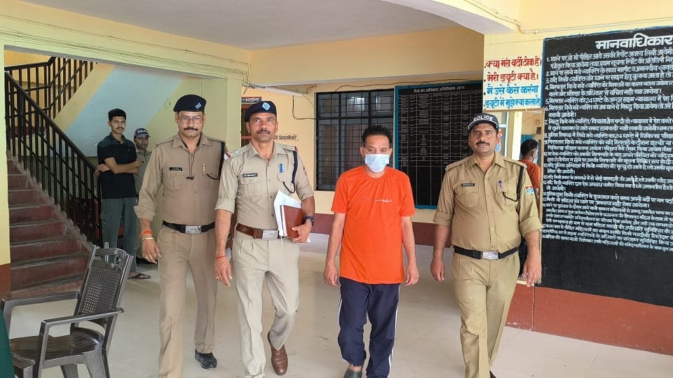 Husband injured nurse wife by stabbing her in pithoragarh