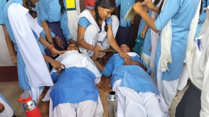 Aurangabad: Three girl students suddenly fainted in a government school in Naxal-affected Chhalidohar