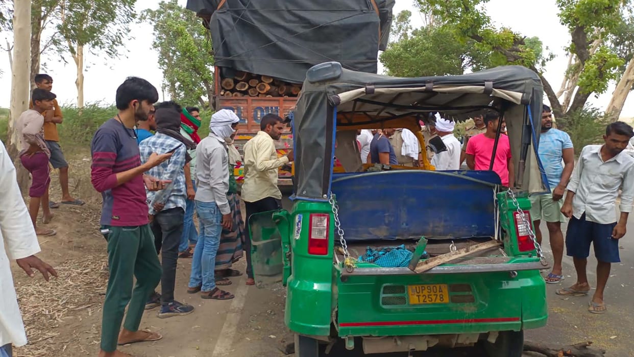 Three Died and six people injured in Banda road accident