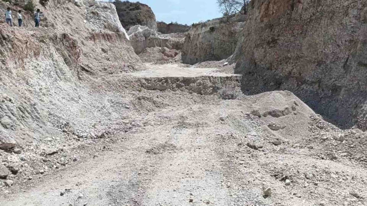 Rajsamand News: Illegal mining of feldspar on pasture land