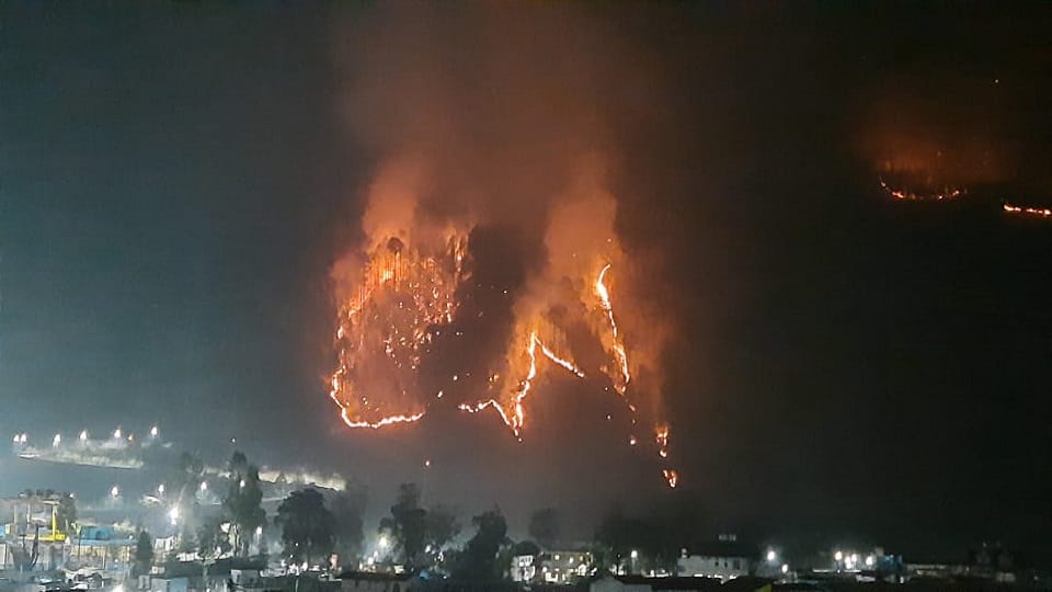 Forest fire reached near Chardham bypass road stones falling from the mountain
