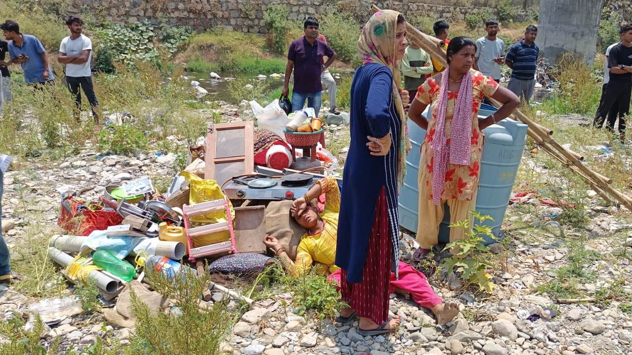 Dehradun News Action to remove encroachment created stir bulldozer running amid heavy police force